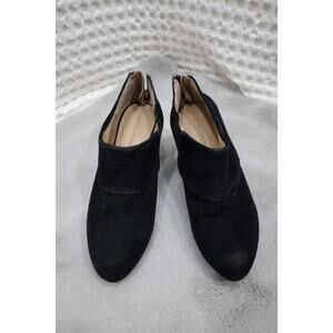 Adrienne Vittadini size 9.5 black closed toe heels.